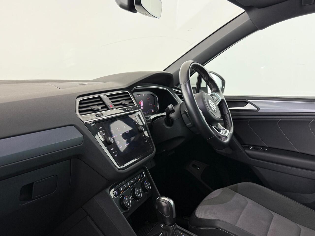 Volkswagen Tiguan thumbnail Interior Front