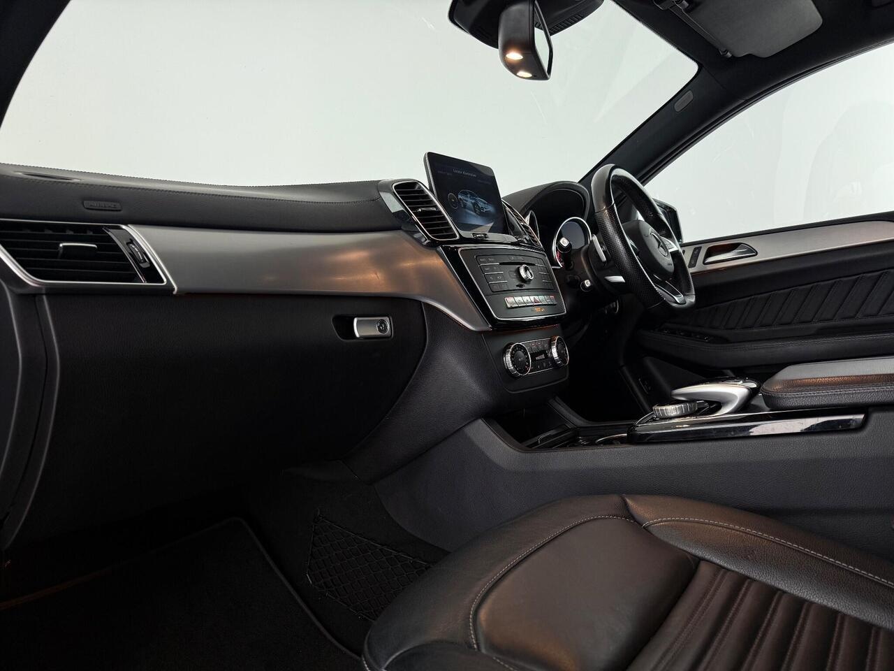 Mercedes-Benz GLE thumbnail Interior Front