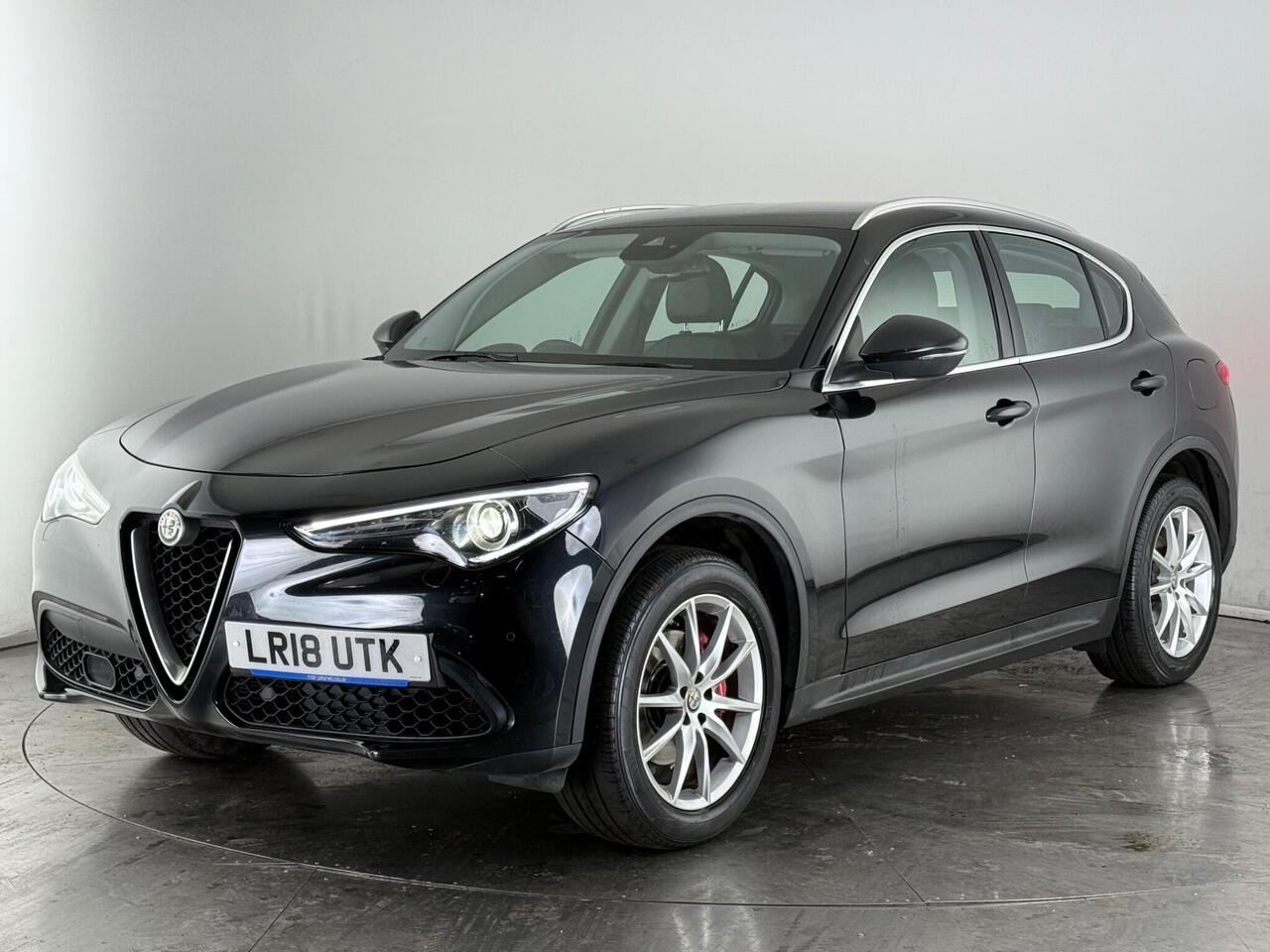 Alfa Romeo Stelvio thumbnail Front Left