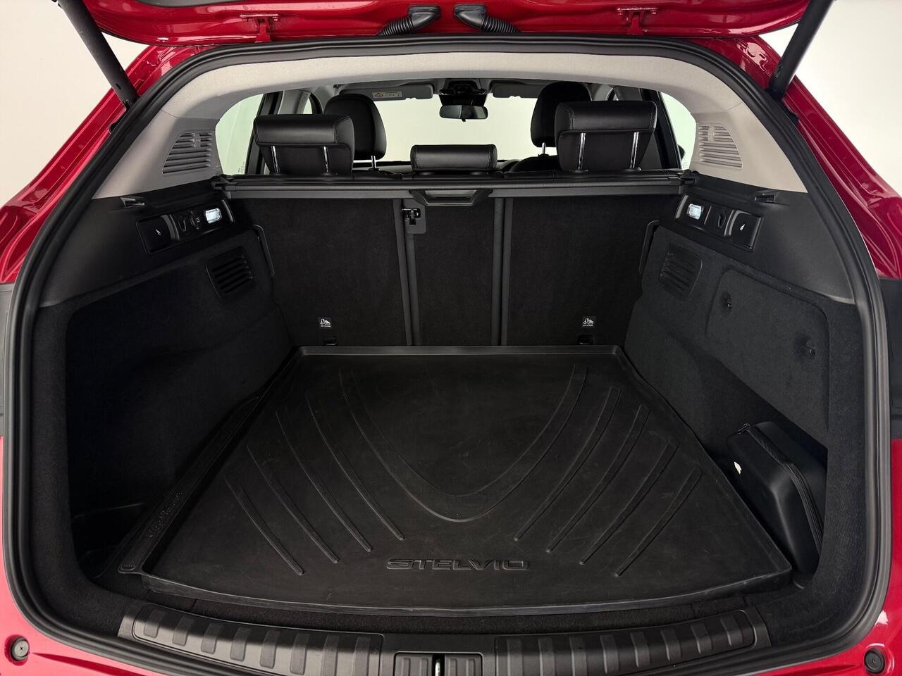 Alfa Romeo Stelvio thumbnail Boot