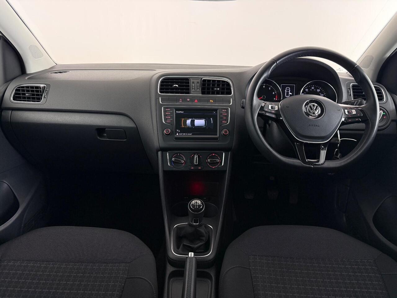 Volkswagen Polo thumbnail Interior Front