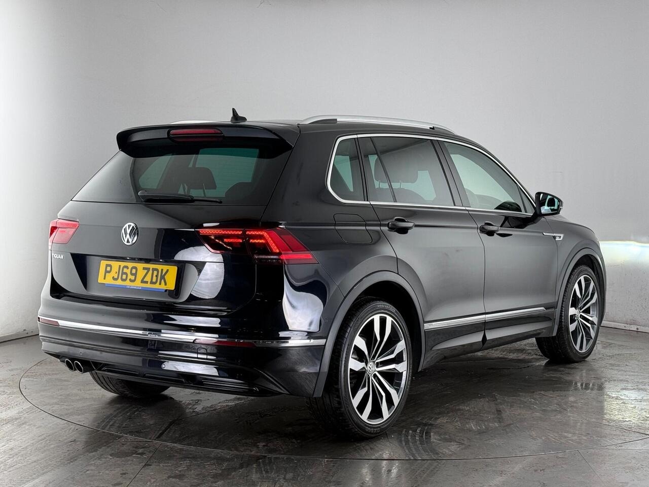 Volkswagen Tiguan thumbnail Rear Right