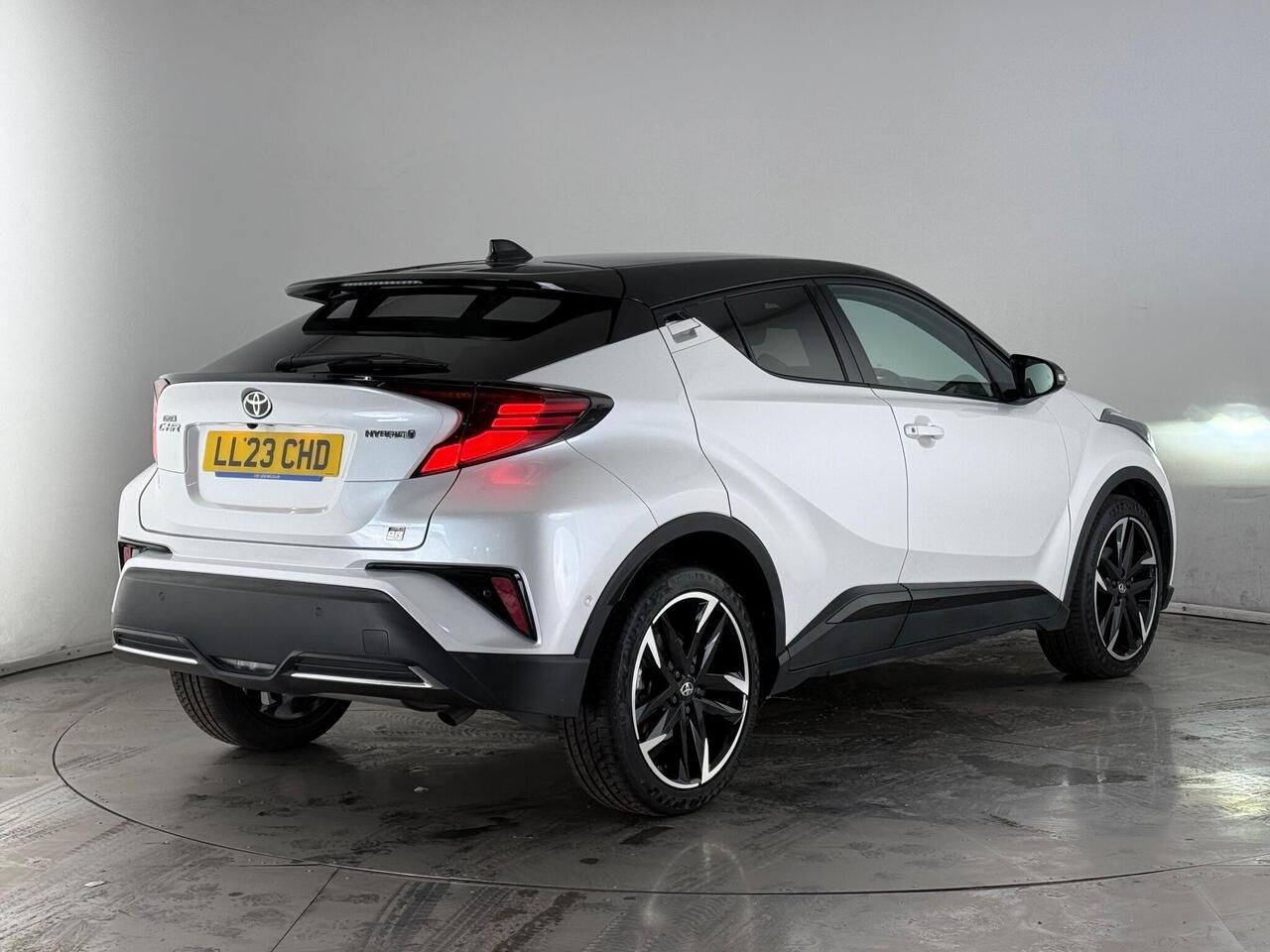 Toyota C-HR thumbnail Rear Right