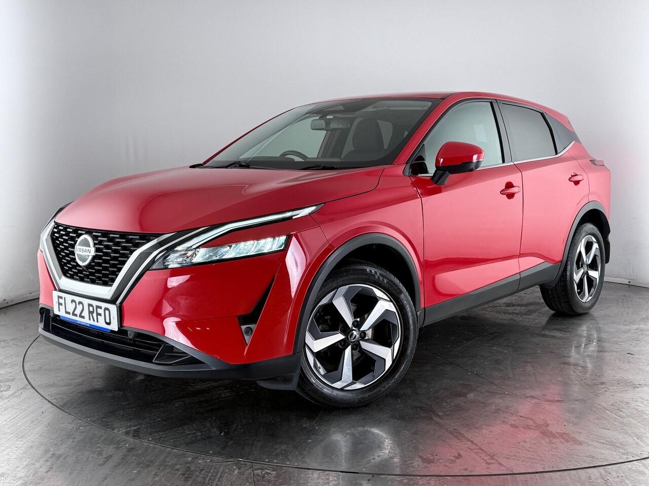 Nissan Qashqai thumbnail Front Left