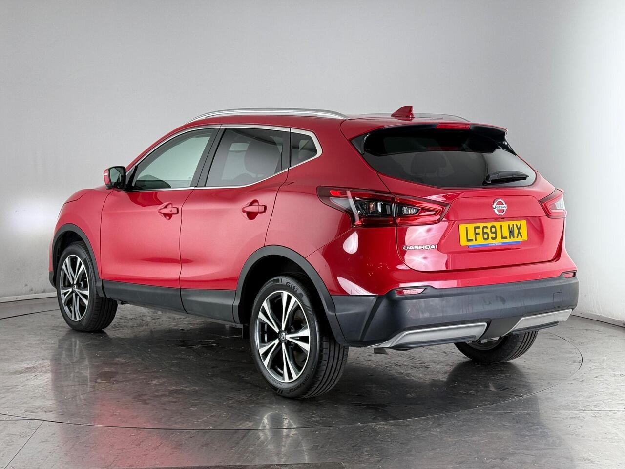 Nissan Qashqai thumbnail Rear Left