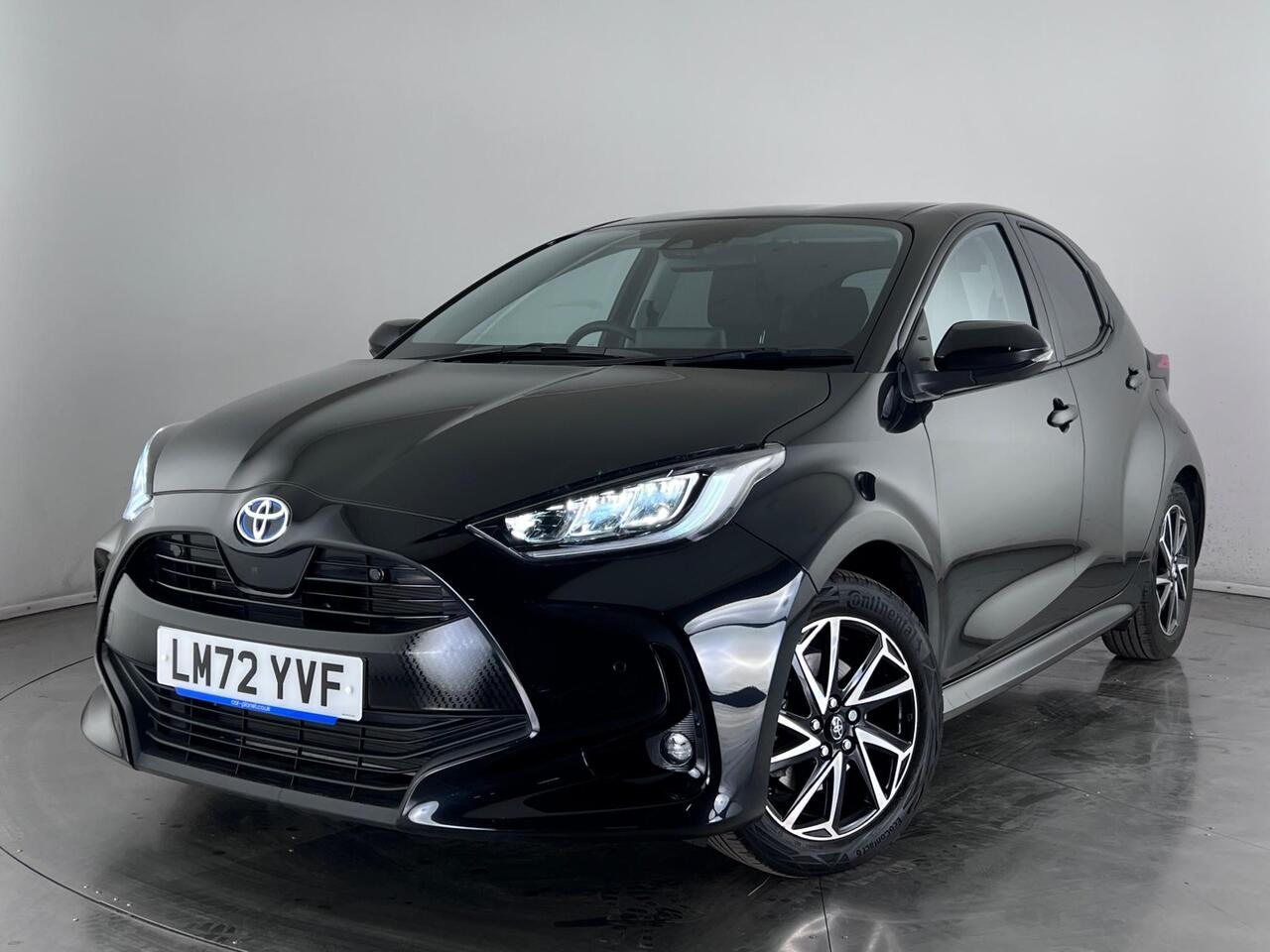 Toyota Yaris thumbnail Front Left