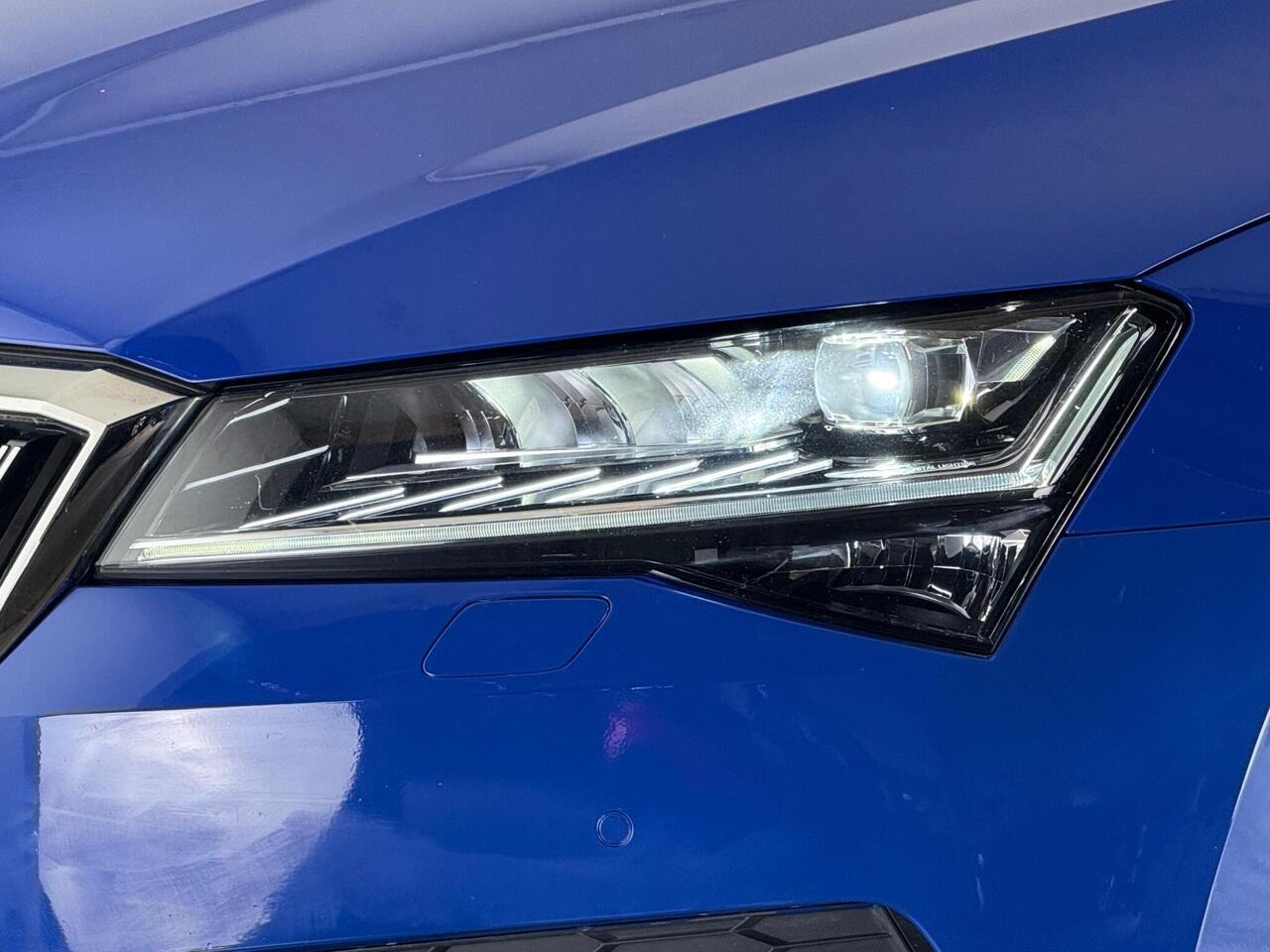 Skoda Superb thumbnail Lights Front