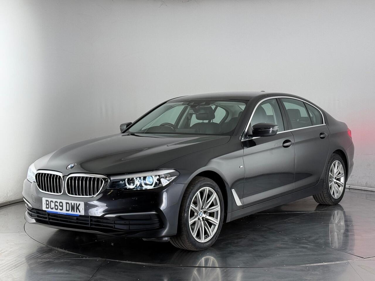 BMW 5 Series thumbnail Front Left