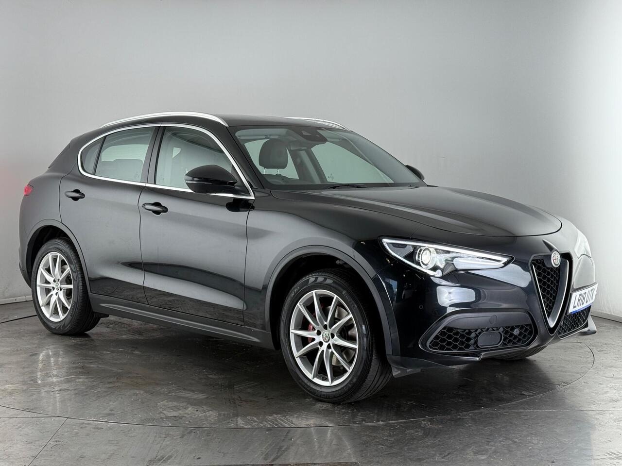 Alfa Romeo Stelvio thumbnail Front Right
