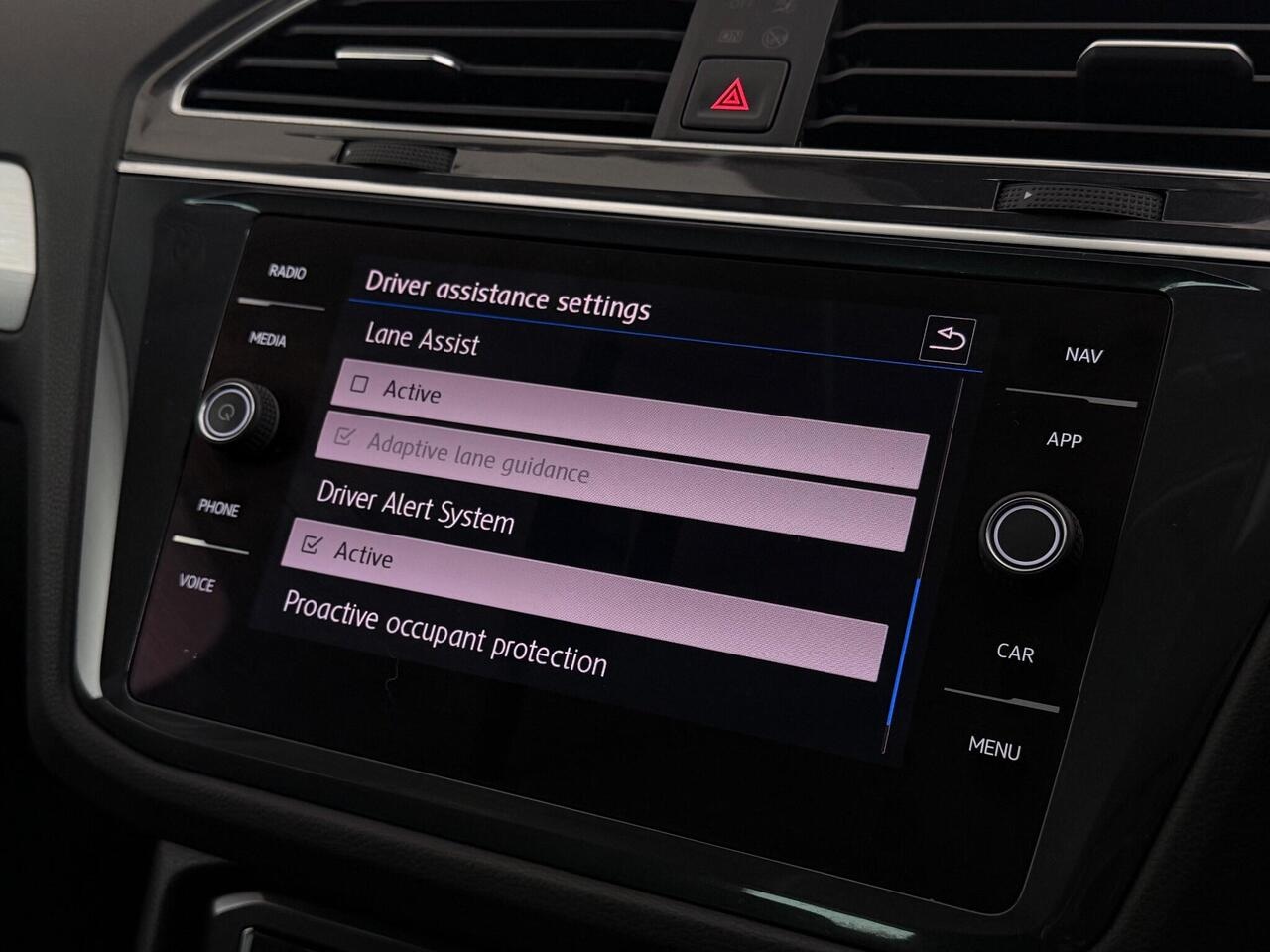 Volkswagen Tiguan thumbnail Infotainment System