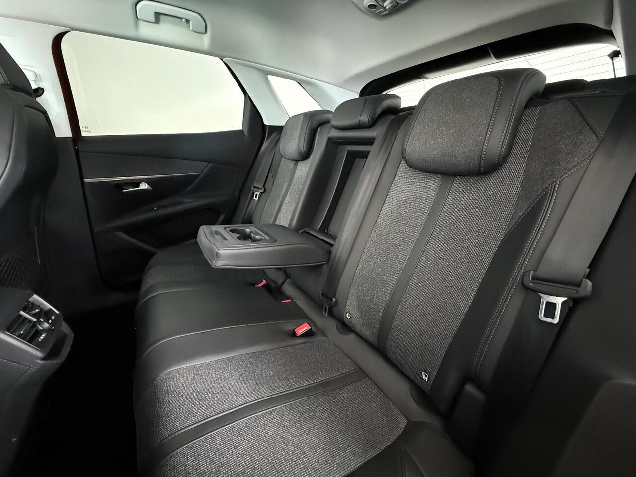 Peugeot 3008 thumbnail Seats Rear
