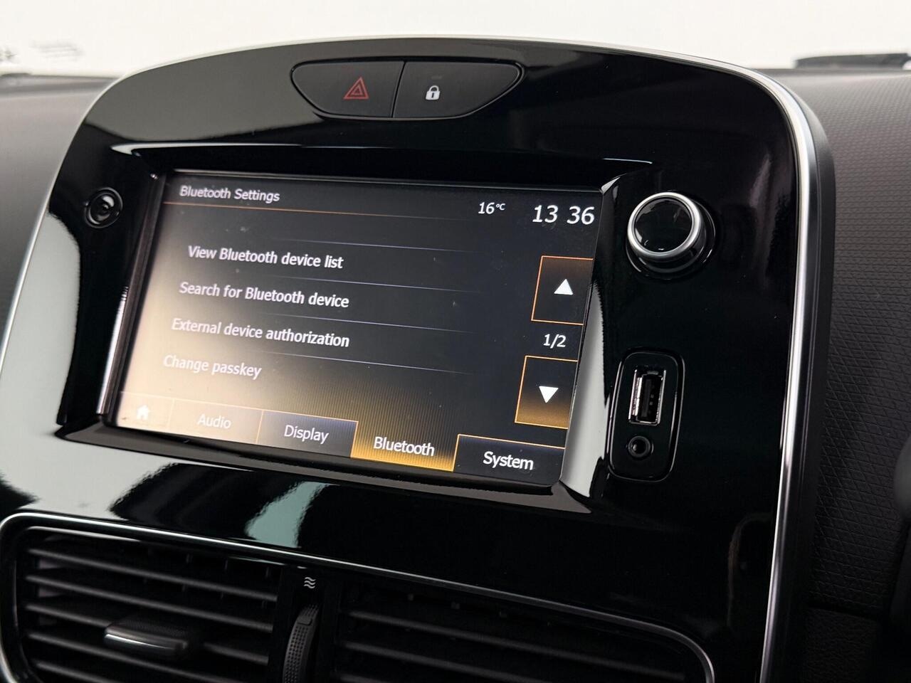 Renault Clio thumbnail Infotainment System