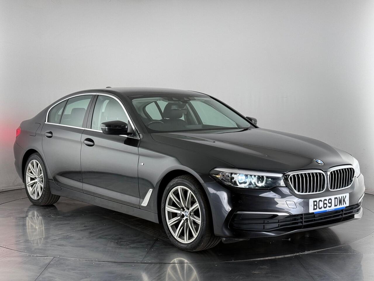 BMW 5 Series thumbnail Front Right