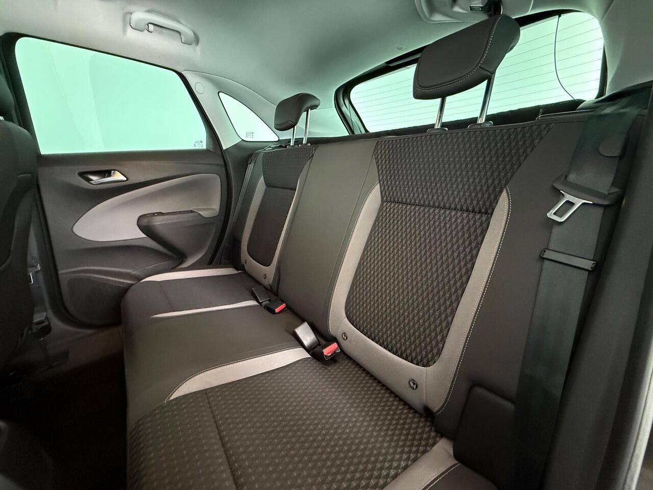 Vauxhall Crossland X thumbnail Seats Rear