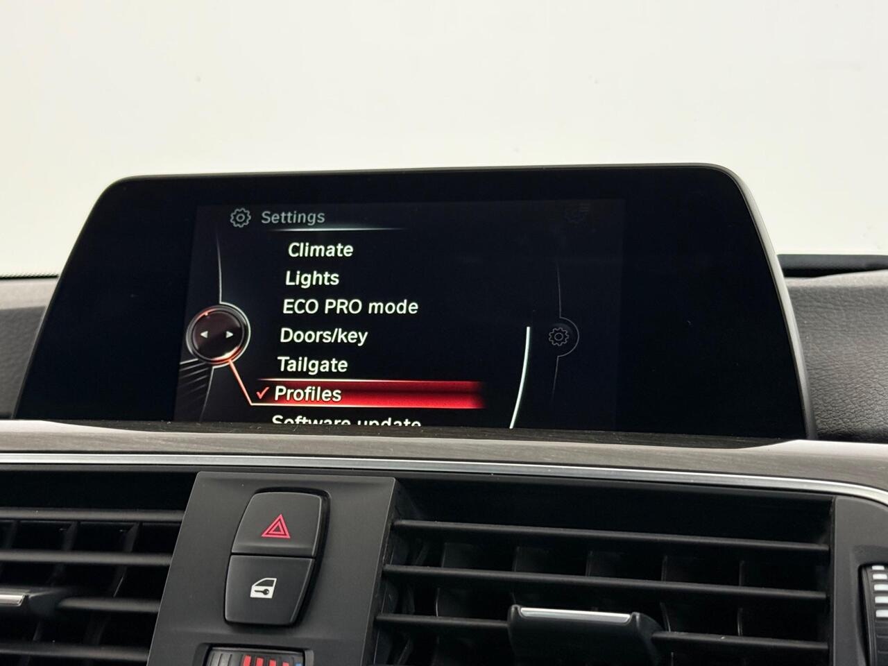 BMW 3 Series thumbnail Infotainment System