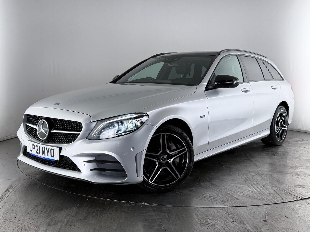 Mercedes-Benz C Class thumbnail Front Left