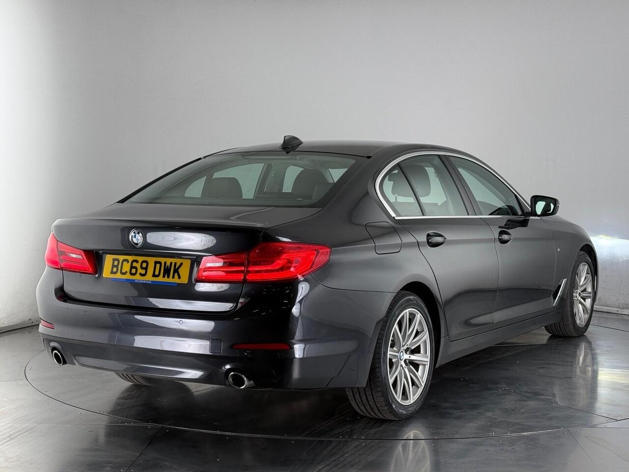 BMW 5 Series thumbnail Rear Right