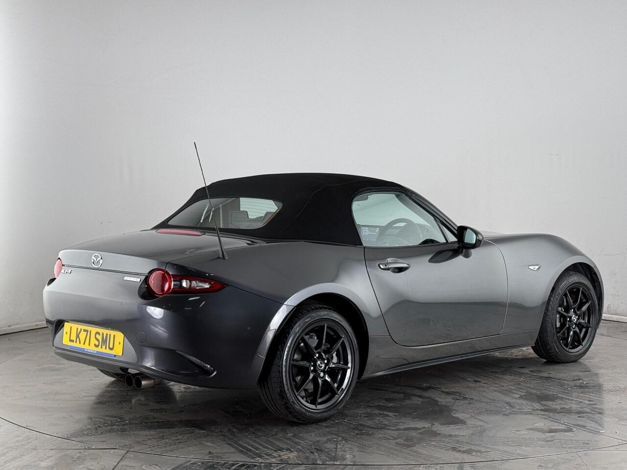 Mazda MX-5 thumbnail Rear Right