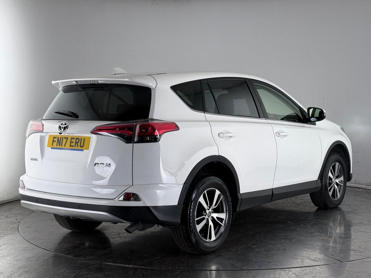 Toyota RAV4 thumbnail Rear Right