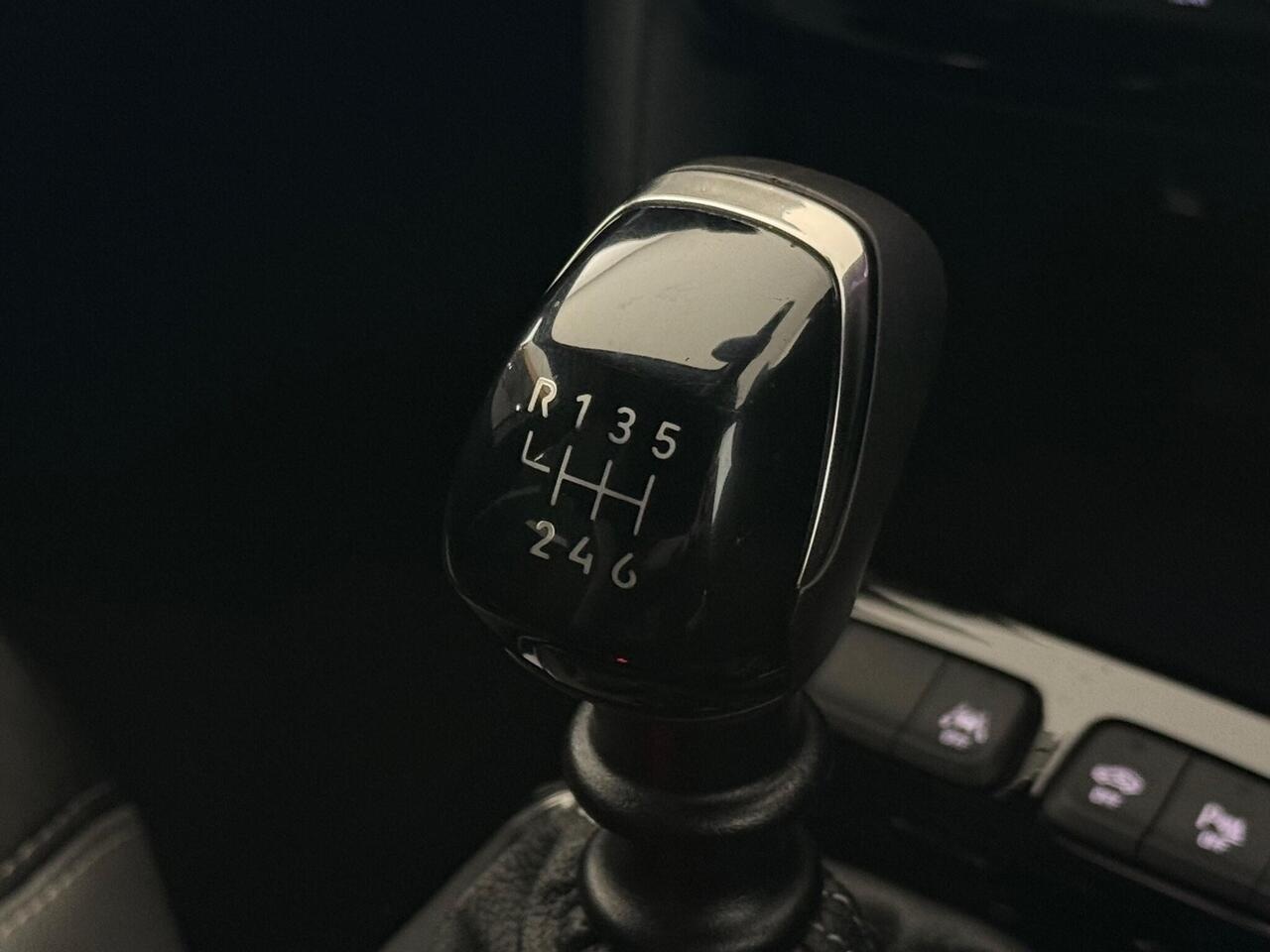 Vauxhall Mokka thumbnail Interior Front