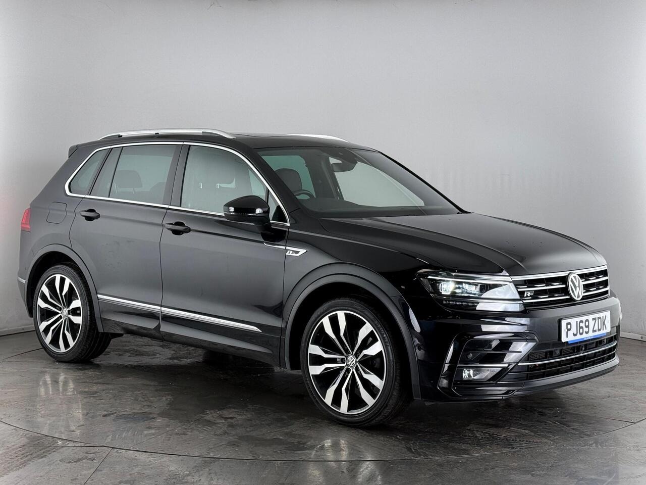 Volkswagen Tiguan thumbnail Front Right