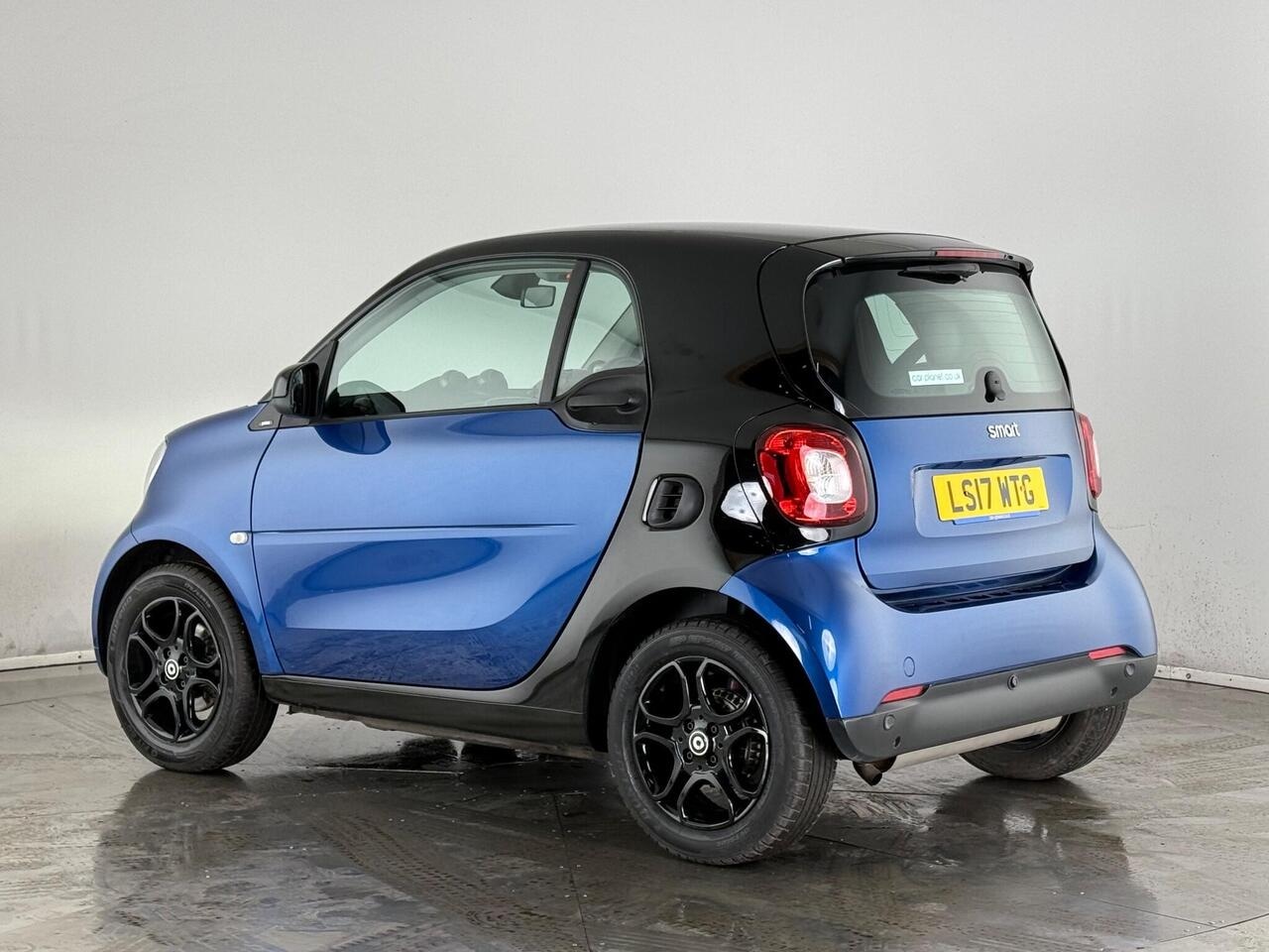 Smart fortwo thumbnail Rear Left
