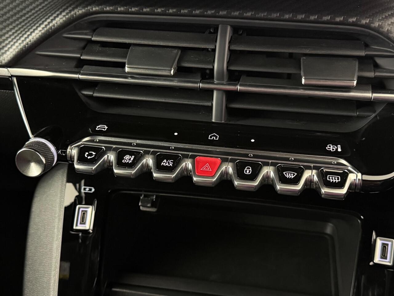 Peugeot 2008 thumbnail Interior Front