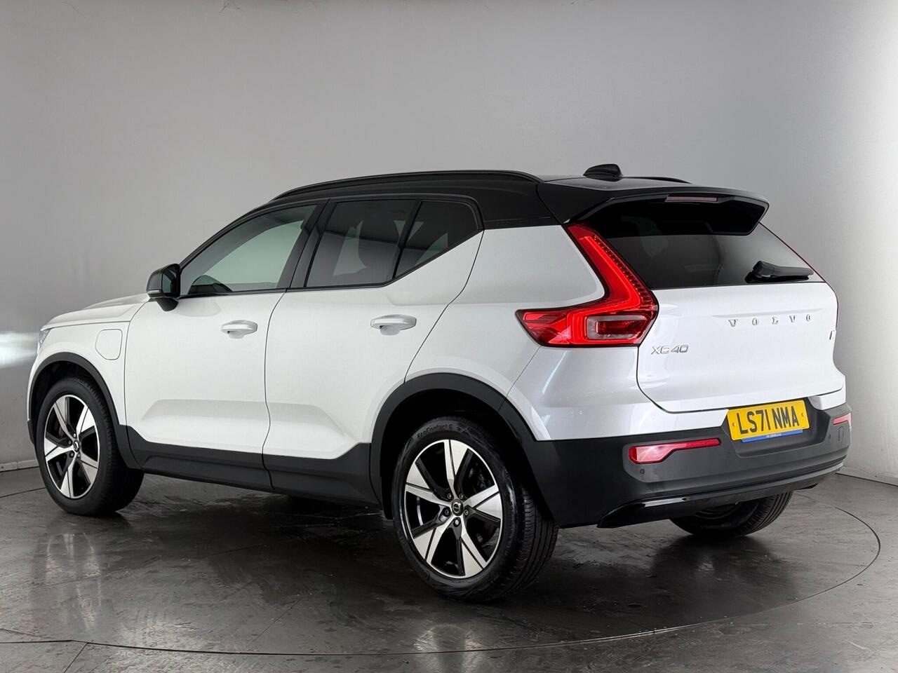 Volvo XC40 thumbnail Rear Left
