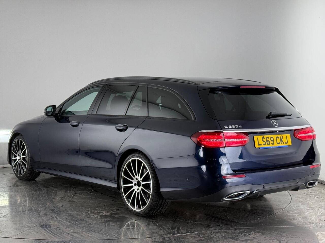 Mercedes-Benz E Class thumbnail Rear Left