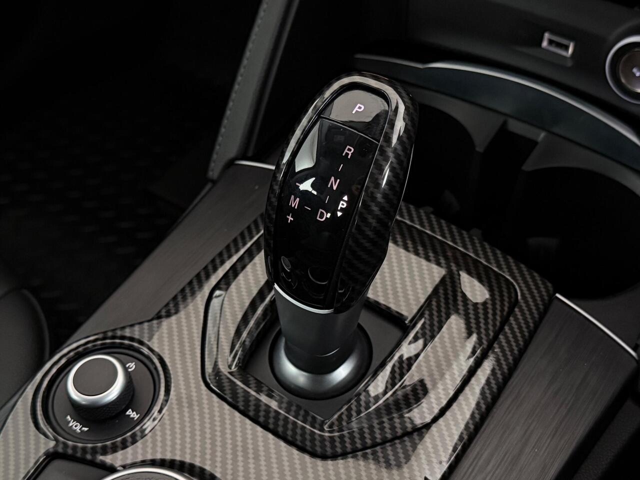 Alfa Romeo Stelvio thumbnail Interior Front