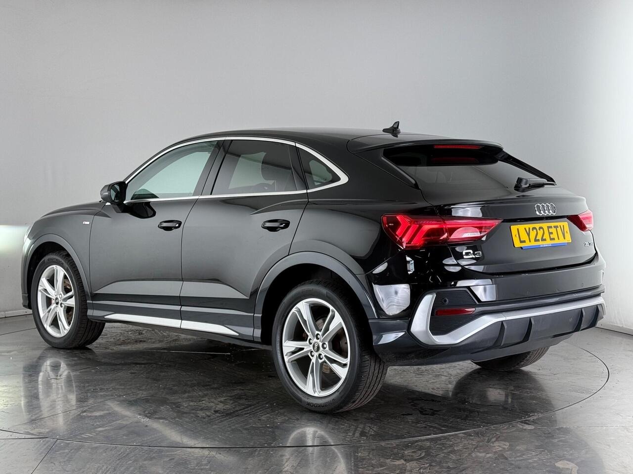 Audi Q3 thumbnail Rear Left