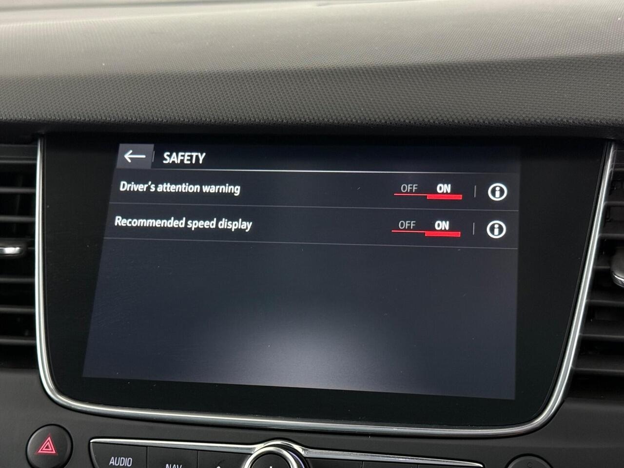 Vauxhall Crossland X thumbnail Infotainment System