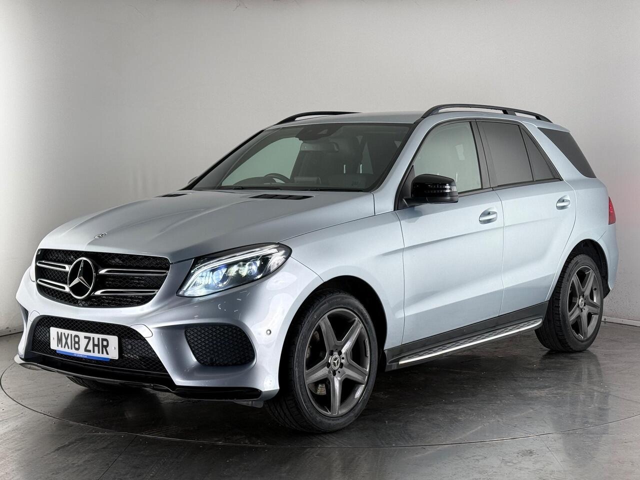 Mercedes-Benz GLE thumbnail Front Left