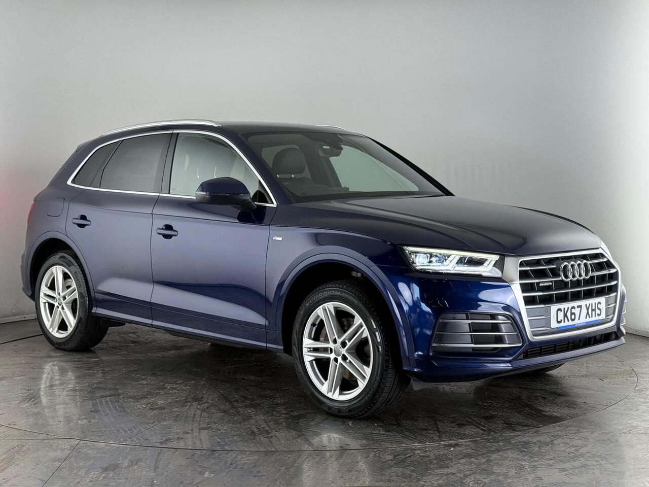 Audi Q5 thumbnail Front Right