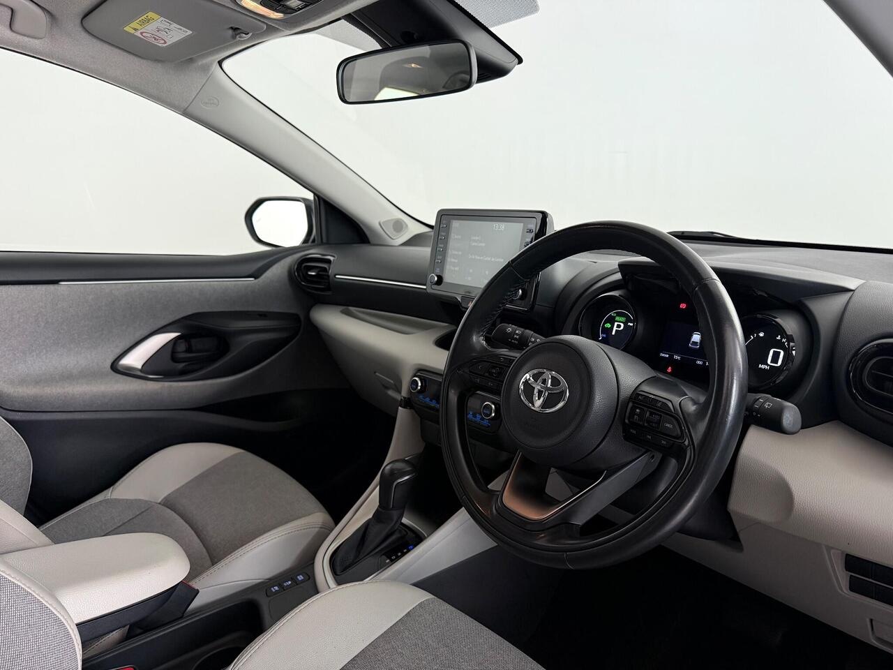 Toyota Yaris thumbnail Interior Front
