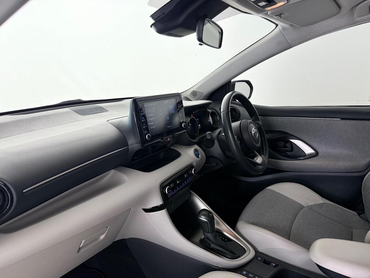 Toyota Yaris thumbnail Interior Front
