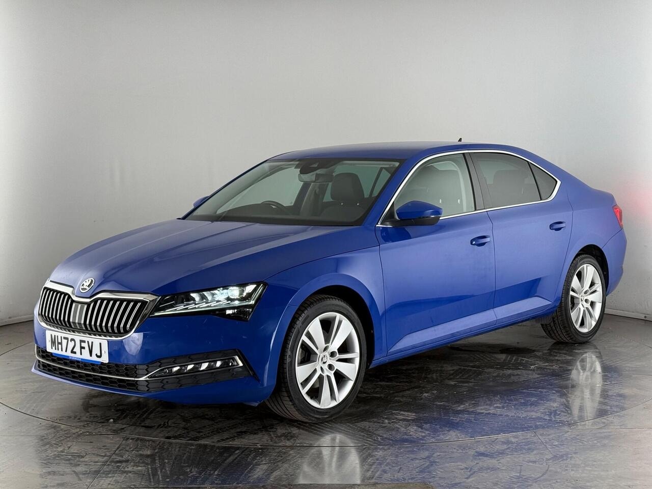Skoda Superb thumbnail Front Left