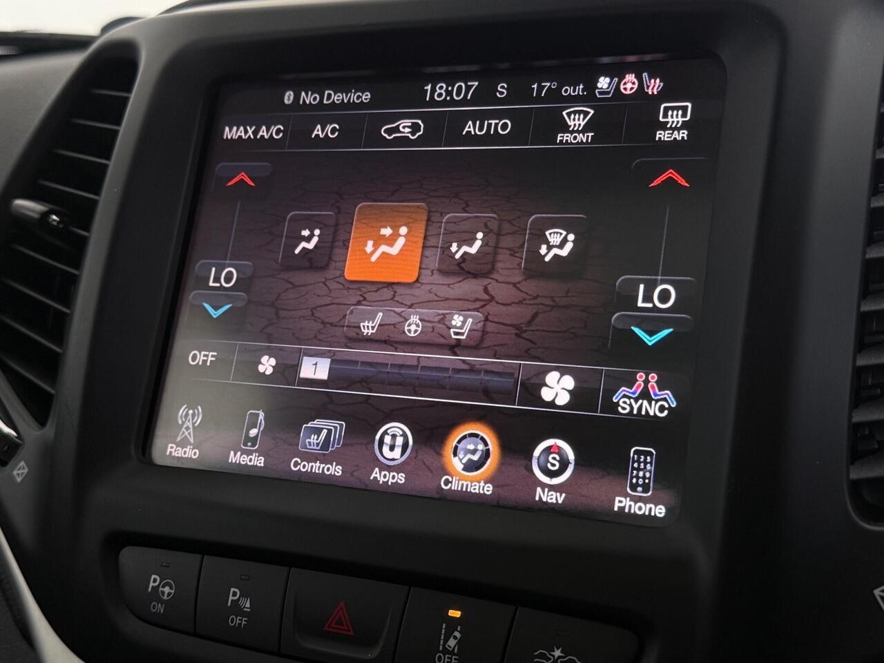 Jeep Cherokee thumbnail Infotainment System