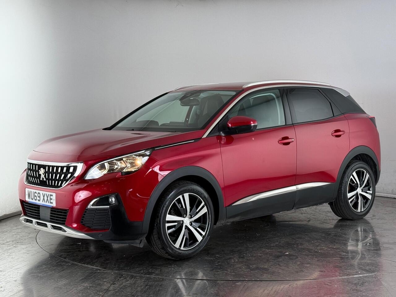 Peugeot 3008 thumbnail Front Left