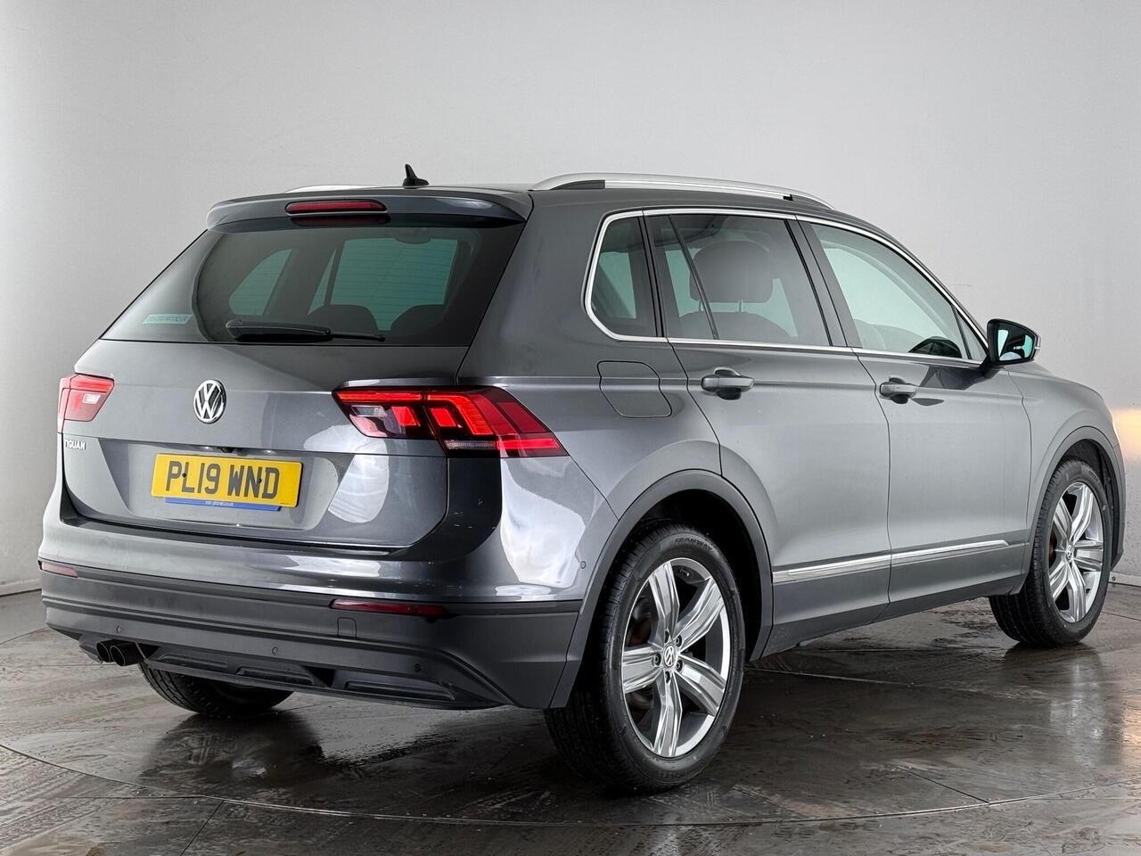 Volkswagen Tiguan thumbnail Rear Right