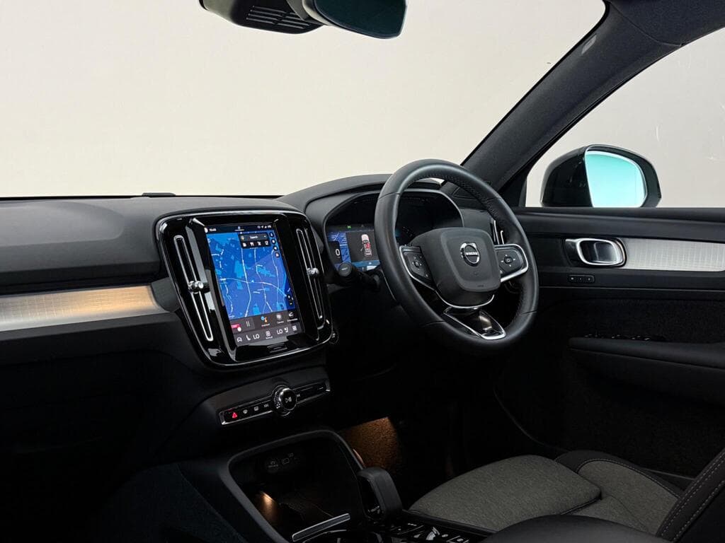 Volvo XC40 2.0 B3 MHEV Plus Dark DCT Auto Euro 6 (s/s) 5dr