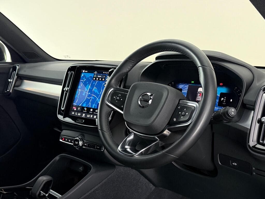 Volvo XC40 2.0 B3 MHEV Plus Dark DCT Auto Euro 6 (s/s) 5dr