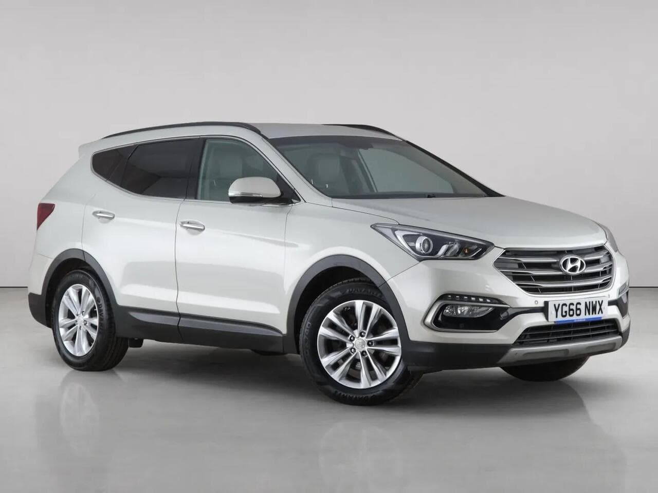 Hyundai Santa Fe - Hyundai Santa Fe 2.2 CRDi Blue Drive Premium 4WD Euro 6 (s/s) 5dr (7 Seat)
