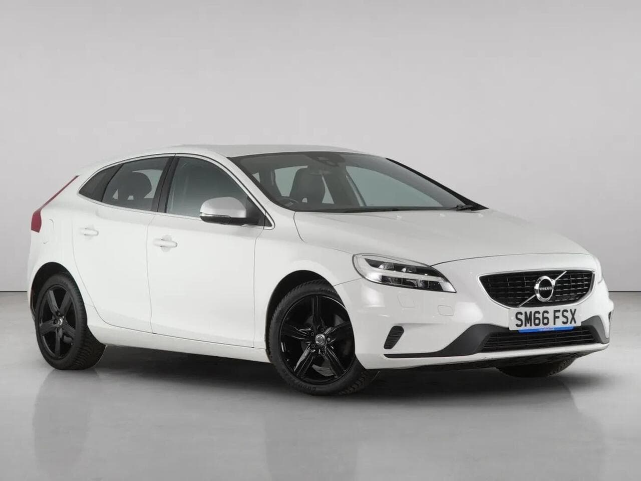 Volvo V40 - Volvo V40 2.0 T2 R-Design Hatchback 5dr Petrol Manual Euro 6 (s/s) (122 ps)